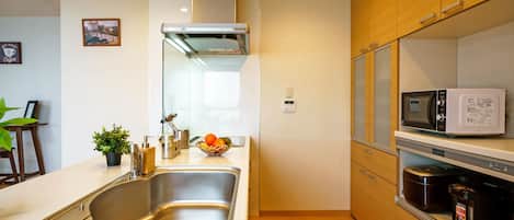 4 Bedrooms Apartment, Non Smoking | Private kitchen | Fridge, microwave, stovetop, electric kettle