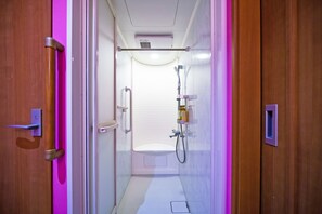 Apartamento, 1 quarto, para não fumantes | Banheiro | Produtos de toalete grátis, secador de cabelo, chinelos 