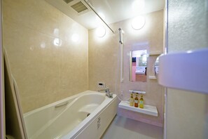 4 Bedrooms Apartment, Non Smoking | Bathroom | Free toiletries, hair dryer, slippers, towels