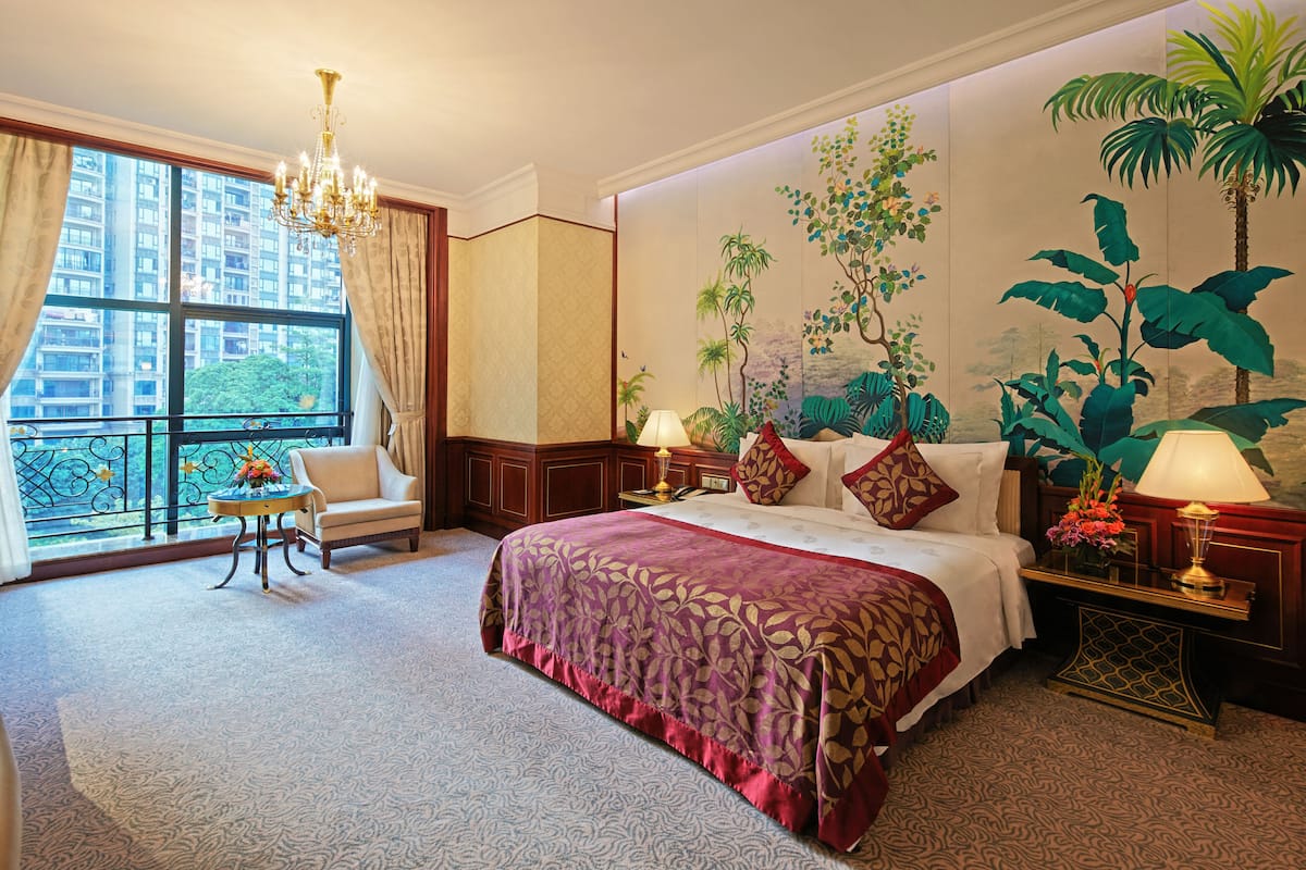 Deluxe Suite | 1 bedroom, minibar, in-room safe, blackout drapes