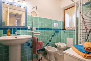 Regadera, secadora de cabello, bidet, toallas 