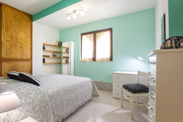 3 habitaciones, tabla de planchar con plancha, wifi y ropa de cama 