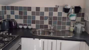 Apartment, 1 Bedroom | Private kitchen | Electric kettle