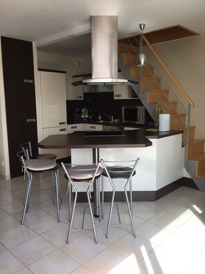 Frigorífico, microondas, horno y placa de cocina