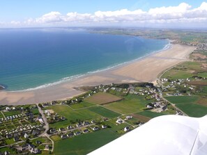 Sur la plage, chaise longue