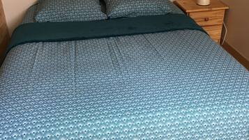 2 slaapkamers, een strijkplank/strijkijzer, reisbedje, gratis wifi