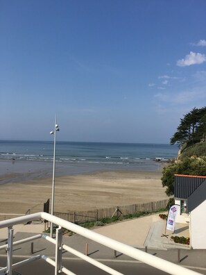 Sur la plage, chaise longue