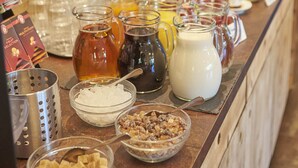 A buffet with various food items and beverages. - AlpenParks Hotel & Apartment Hochkönig (Muehlbach Am Hochkoenig)