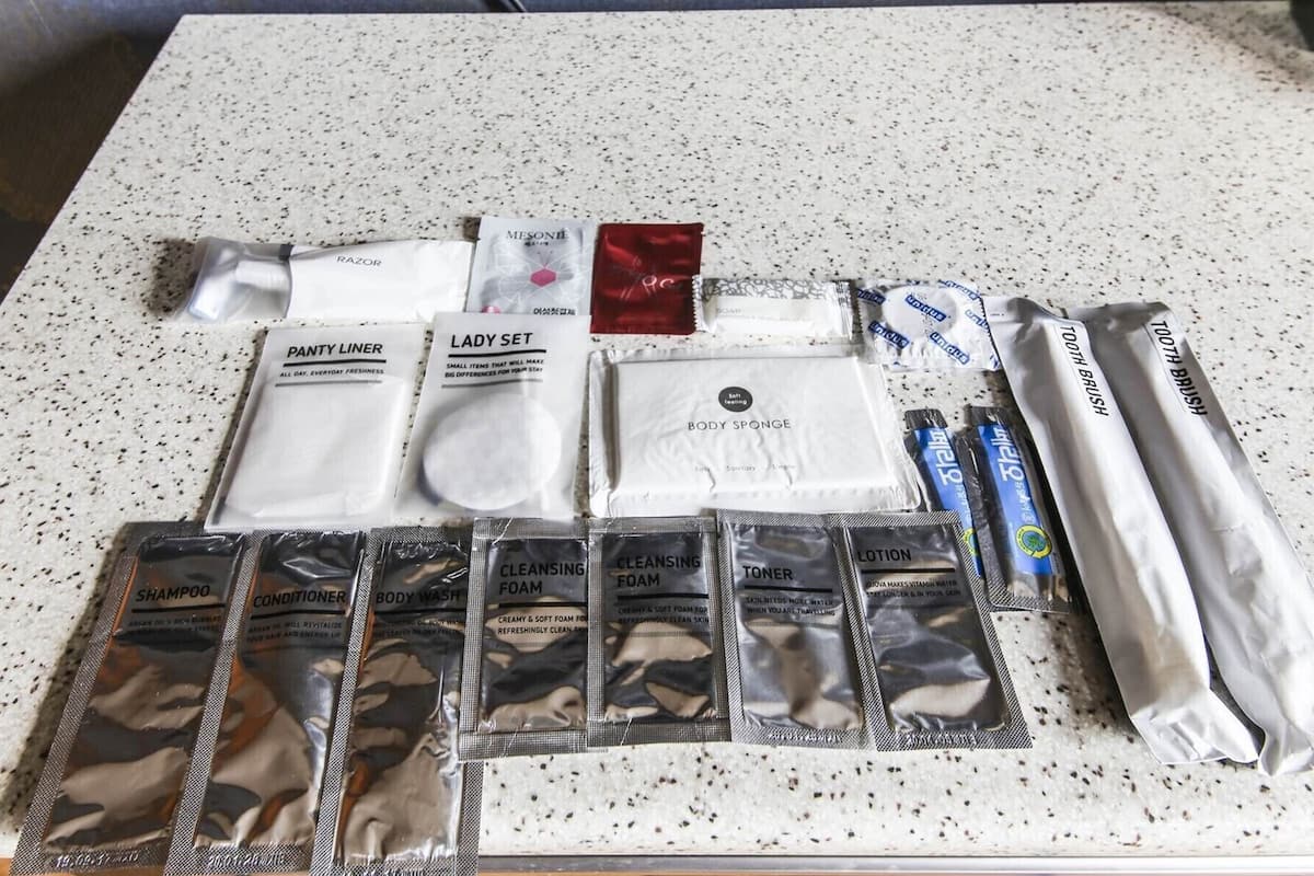 Duş, saç kurutma makinesi, bornoz, havlu