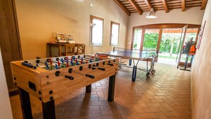 Ein Raum mit Kicker-, Pong- und Tischtennisplatten.