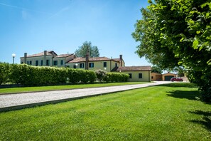 Property grounds - "Particolari del Brenta" - Daniela accommodation - Comfortable house with garden in Venice (Mira)