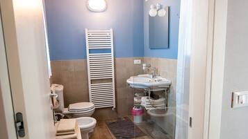 Doccia, asciugacapelli, bidet, asciugamani
