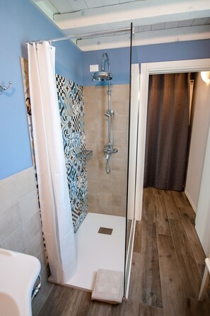 Dusche, Haartrockner, Bidet, Handtücher