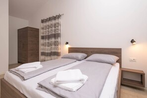 3 chambres, coffres-forts dans les chambres, fer et planche à repasser