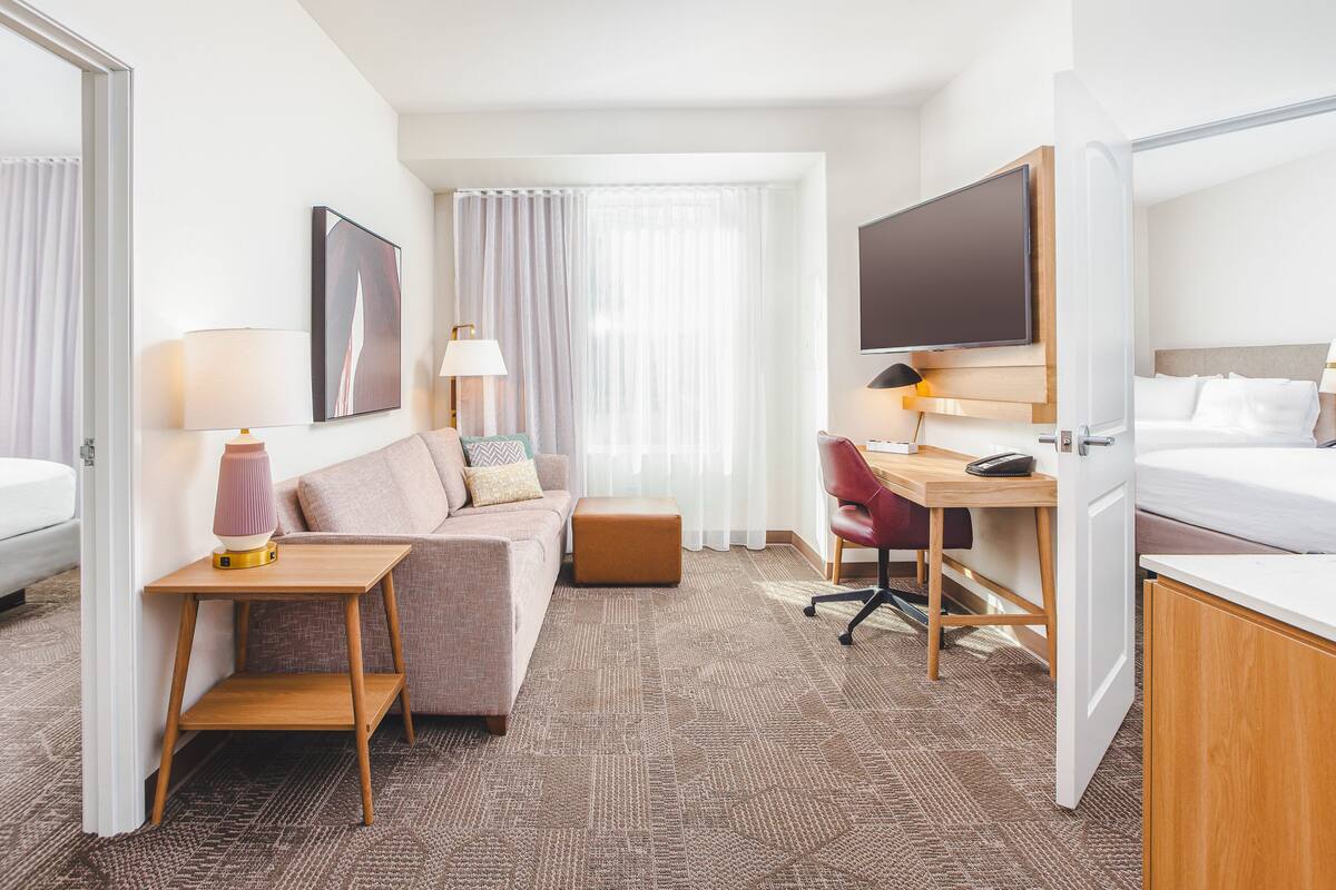 Suite, 2 Bedrooms, Kitchen | Peralatan tempat tidur hipoalergenik, gebar bulu kapas, meja 