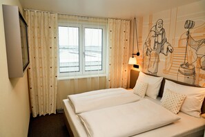 Comfort Double Room | Living area | TV - McDreams Hotel München-Nord (Eching)