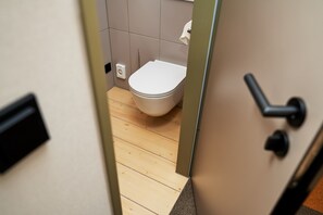 Een douche, een haardroger, handdoeken