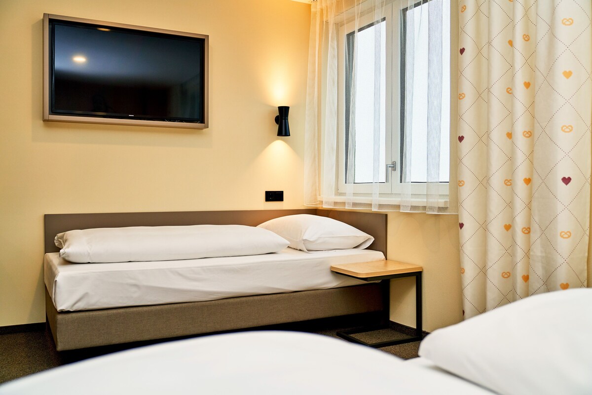 Een bureau, geluiddichte muren, babybedden (toeslag), gratis wifi