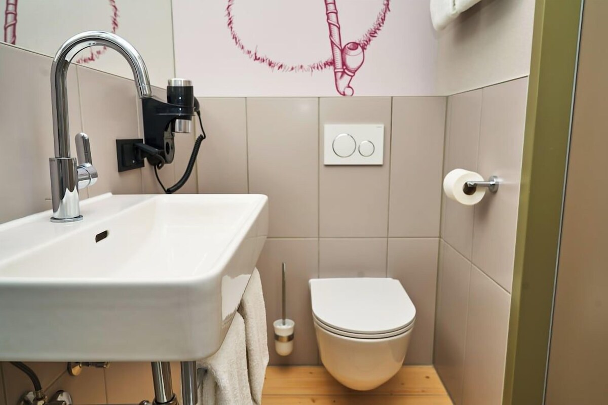 Badkamer | Een douche, een haardroger, handdoeken