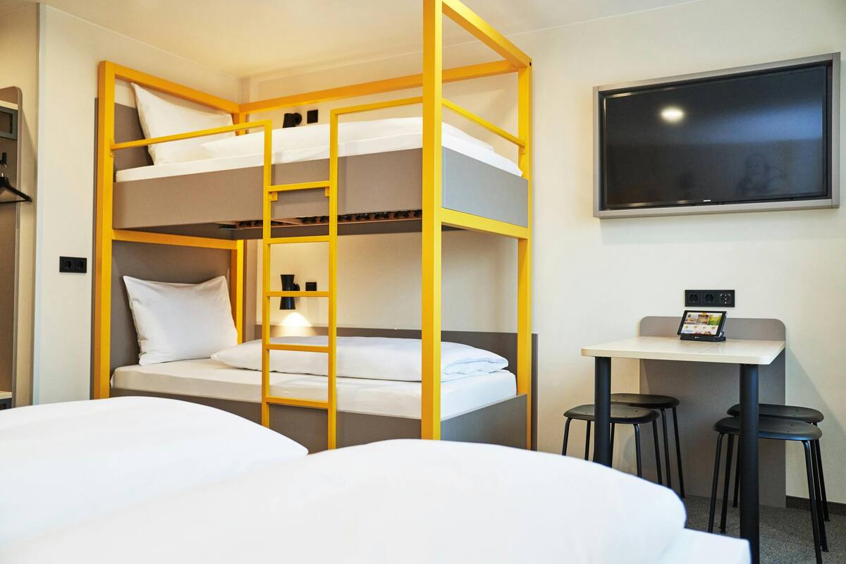 Quarto quádruplo básico | 1 quarto, escrivaninha, quartos à prova de som