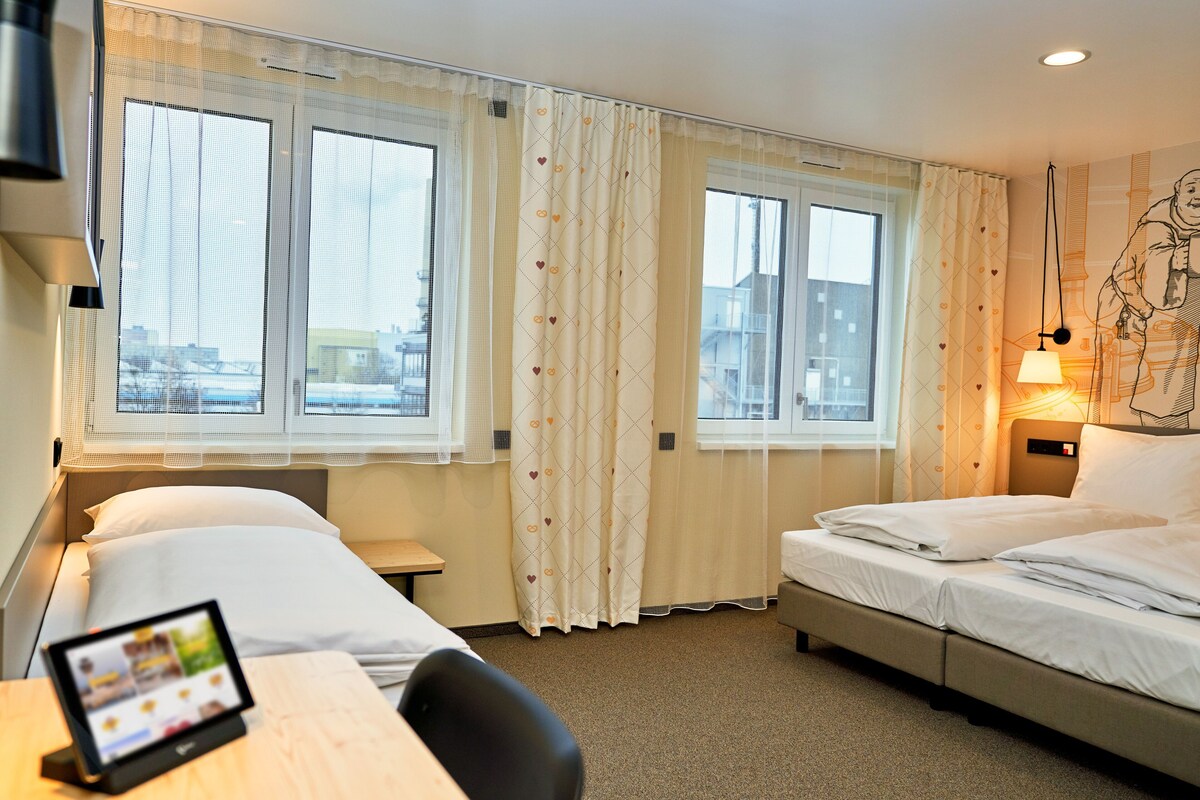 Schreibtisch, schallisolierte Zimmer, Babybetten, kostenloses WLAN