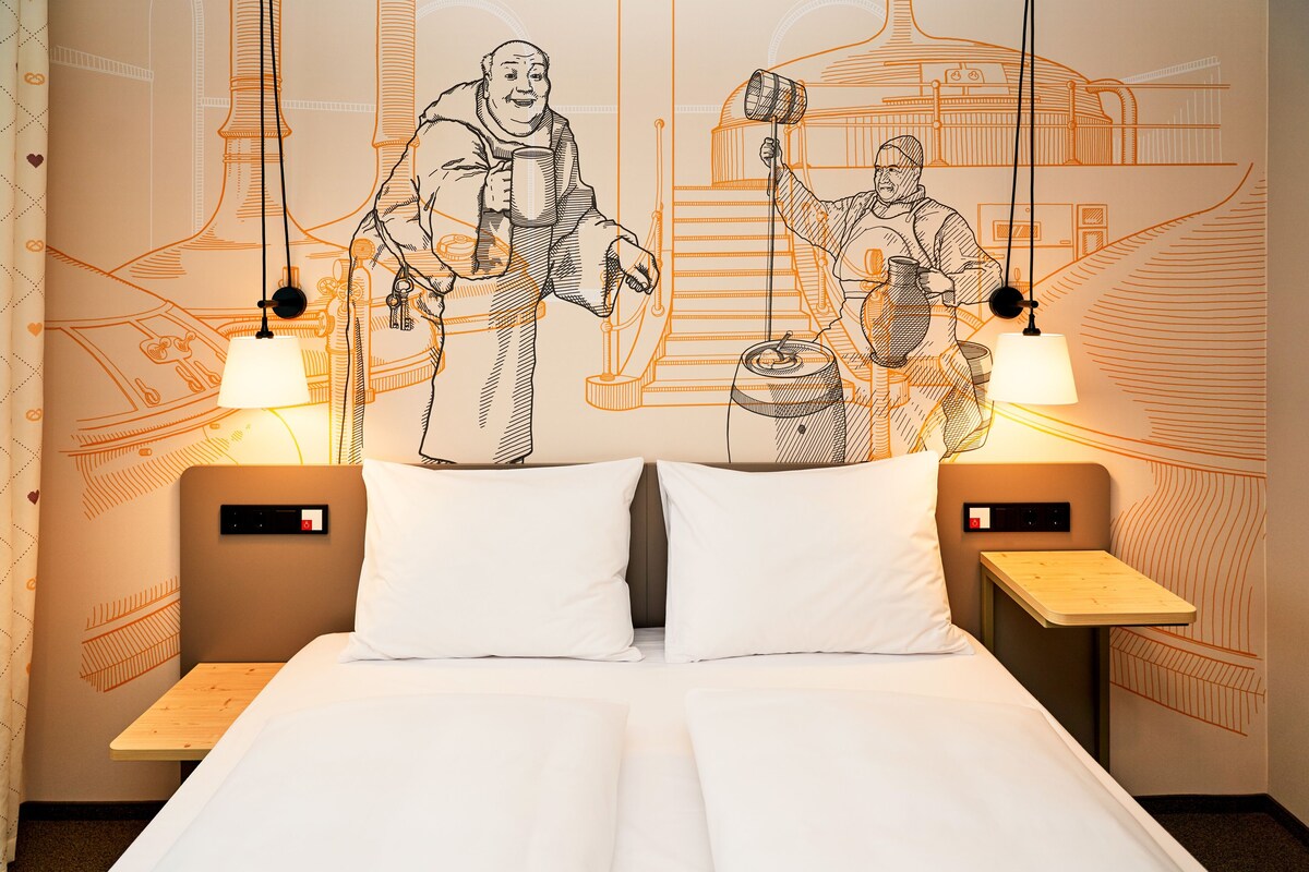Een bureau, geluiddichte muren, babybedden (toeslag), gratis wifi