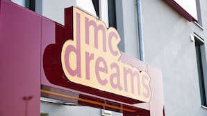 Rakennuksessa on kyltti, jossa lukee: ”McDreams”.