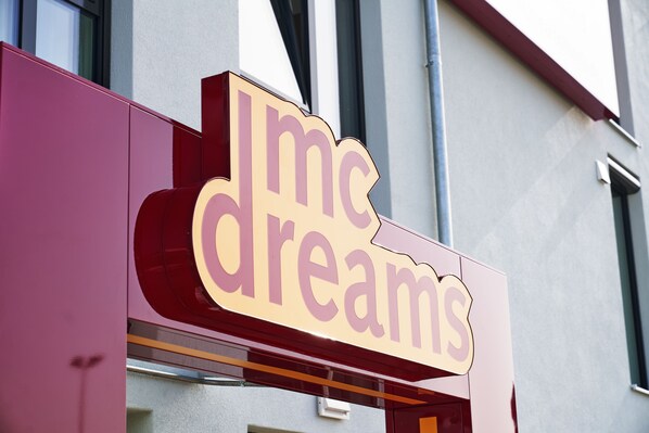 Ein Gebäude mit einem Schild, auf dem 'McDreams' steht.