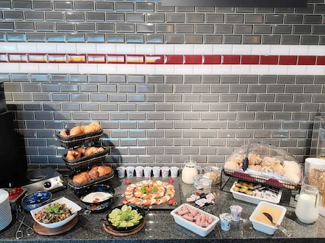 Daily buffet breakfast (EUR 12.50 per person). McDreams Hotel München-Nord
