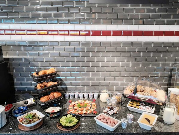 Dagelijks ontbijtbuffet (EUR 12.50 per persoon)