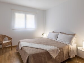 2 bedrooms, iron/ironing board, internet