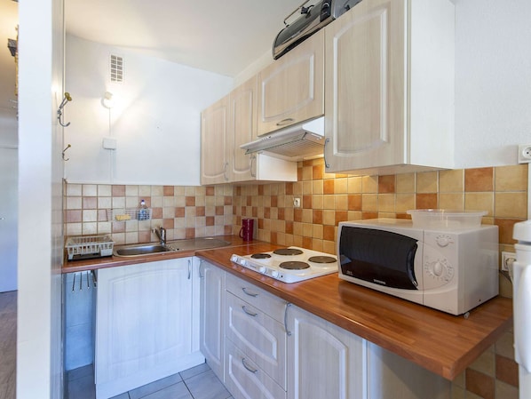 Køleskab, mikrobølgeovn, ovn, kogeplade