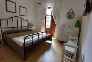 2 室のベッドルーム、アイロン / アイロン台、WiFi (無料)、ベッドシーツ
