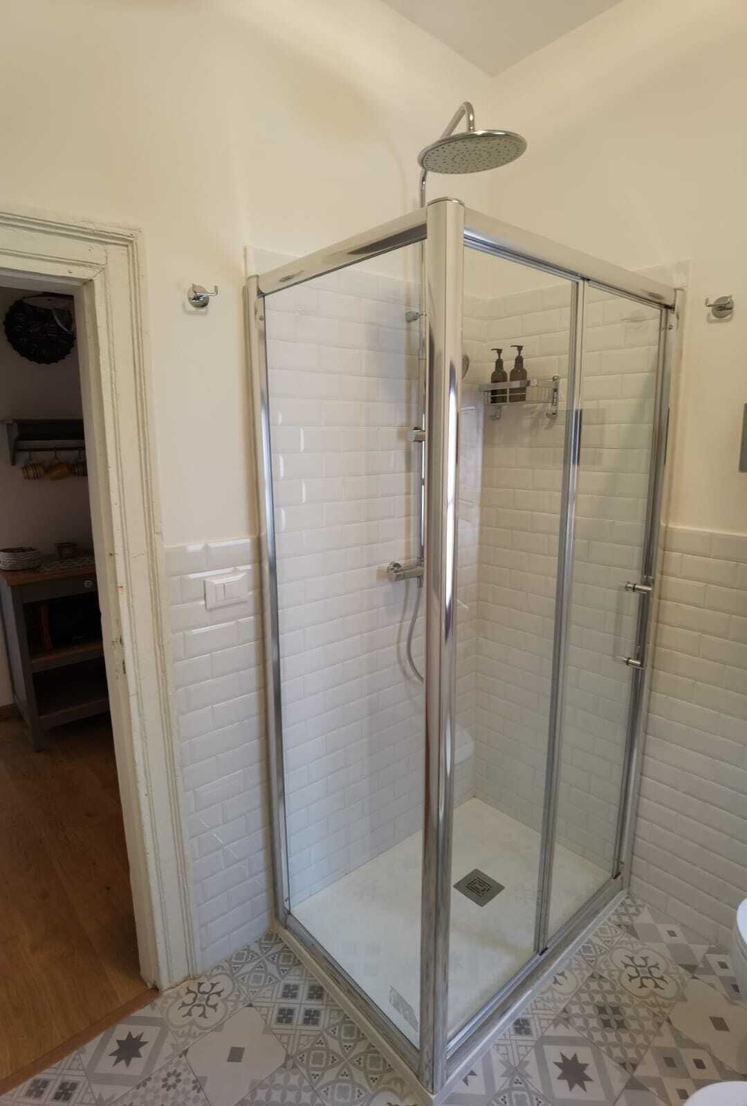 Douche, sèche-cheveux, bidet, serviettes fournies