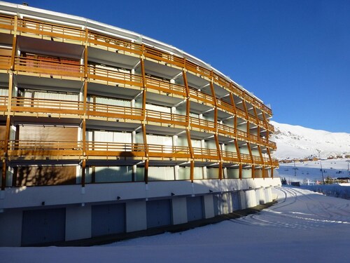 Cozy Studio for 4 with South-Facing Balcony, Near Slopes and Shops - Pet Friendly