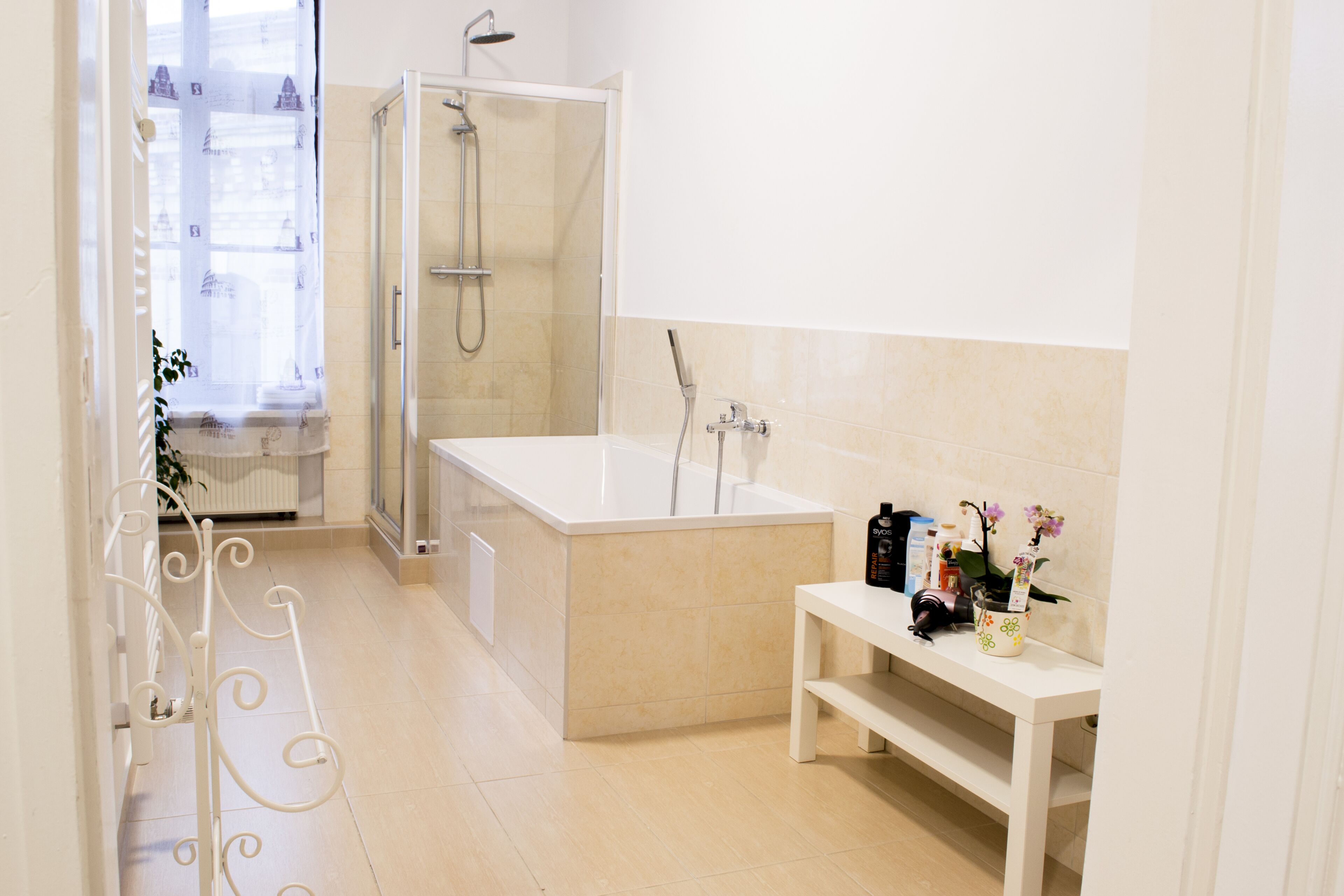 Badewanne, Haartrockner, Handtücher, Toilettenpapier