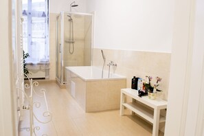 Banyera, assecador de cabells, tovalloles i paper higiènic 