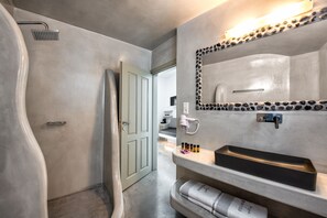 Suite (Blue Dome Suite) | Badezimmer | Dusche, Regendusche, kostenlose Toilettenartikel, Haartrockner