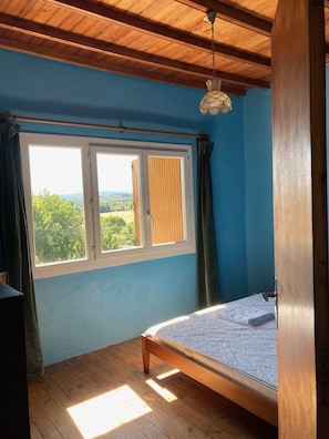 4 bedrooms, desk, iron/ironing board, free WiFi - Villa Tranquille between sea and mountains (Brissac)