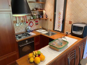 ثلاجة، ميكروويف، فرن، غسالة أطباق