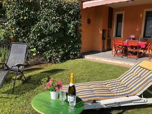 Outdoor dining - St  Maurice smile lake view apartment with pool (Ghiffa)