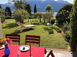 Outdoor dining - St  Maurice smile lake view apartment with pool (Ghiffa)