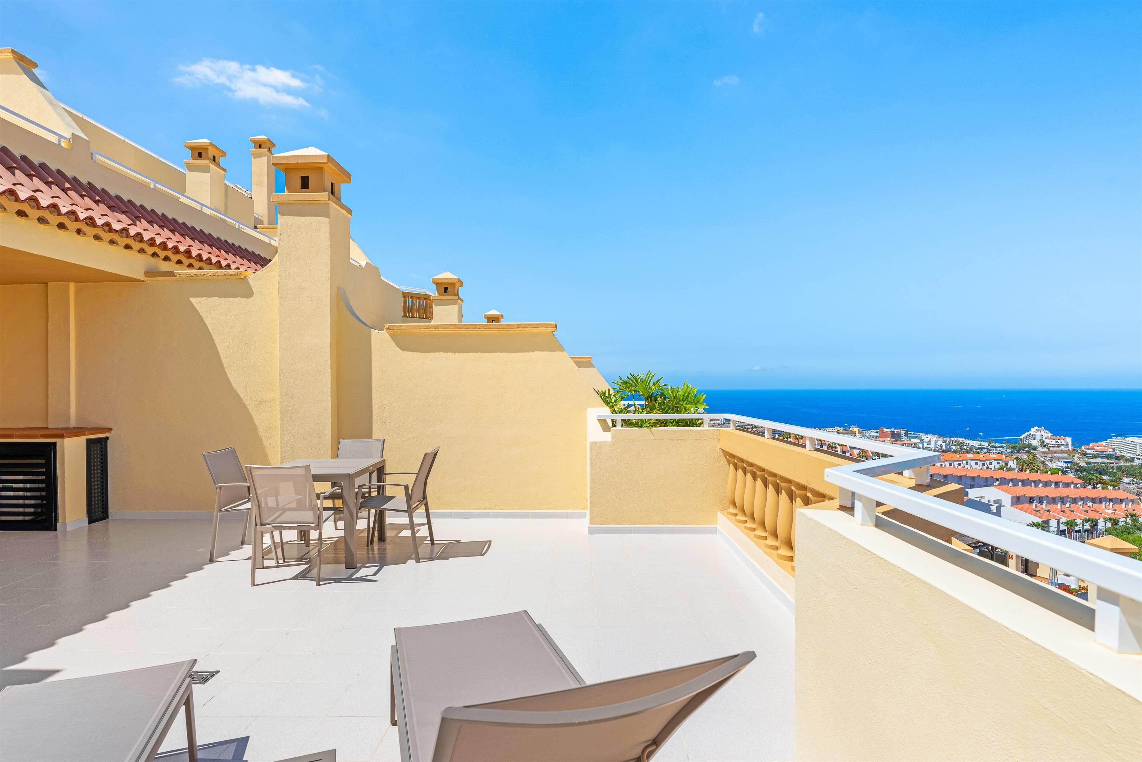 Superior One Bedroom Apartment, Ocean View | Coffres-forts dans les chambres, bureau