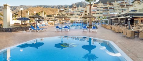 2 buitenzwembaden en ligstoelen