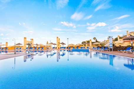 2 piscinas al aire libre, sillones reclinables de piscina