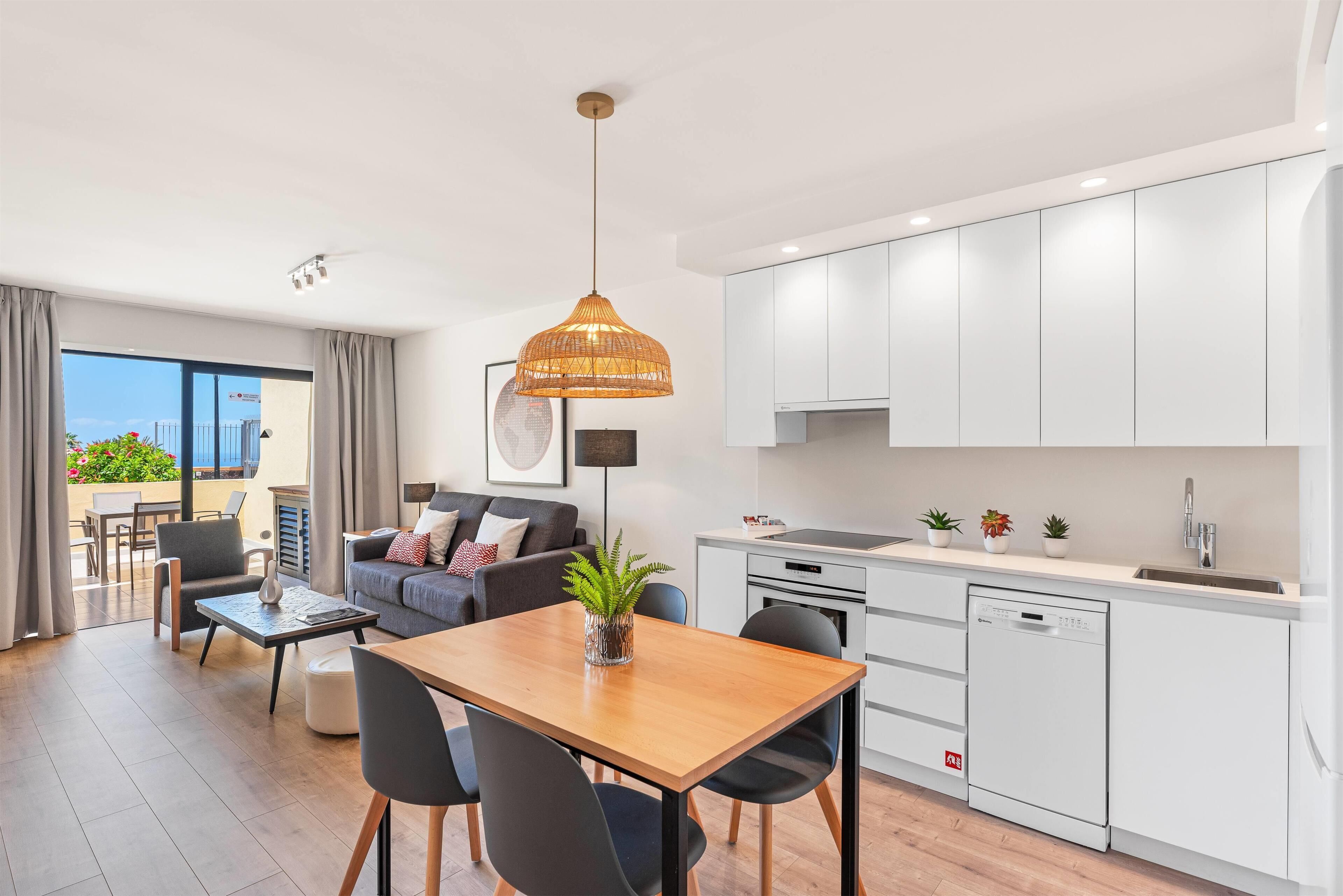 Un apartamento moderno con comedor, cocina y zona de estar.