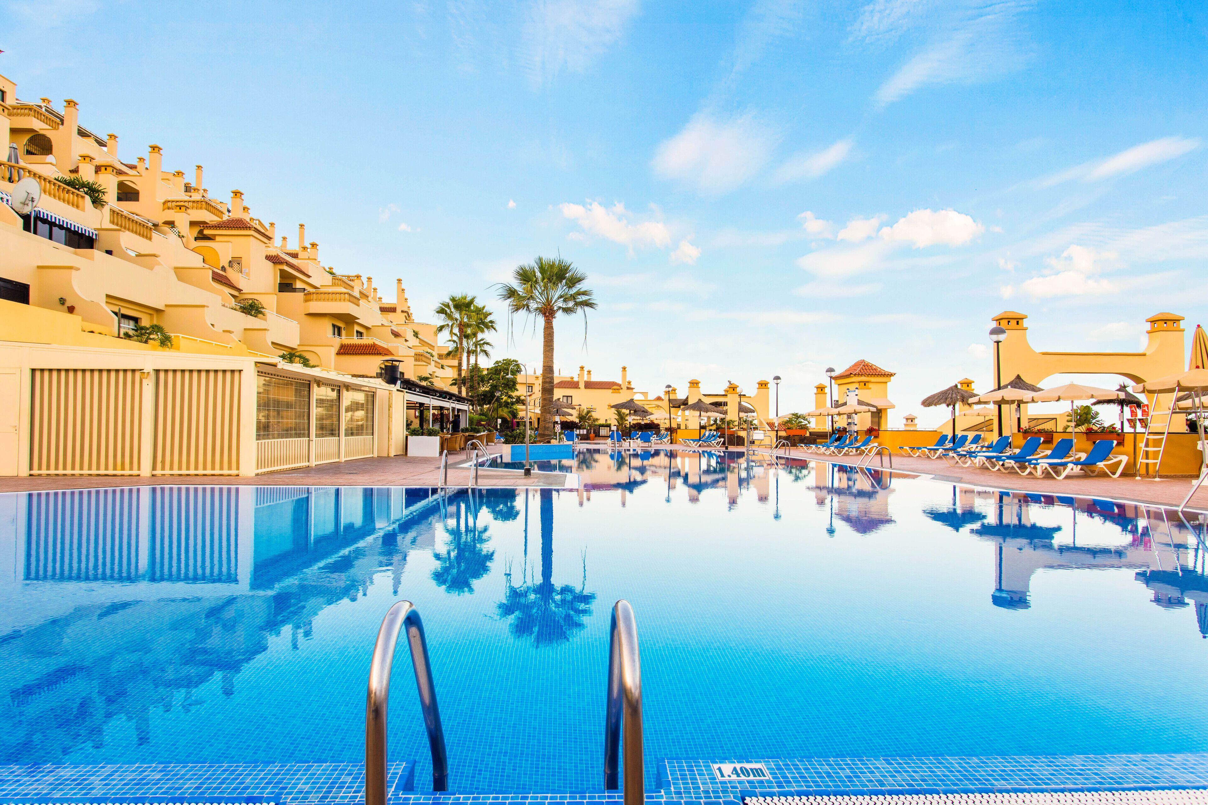 2 個室外泳池；躺椅