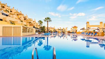 2 piscine all'aperto, lettini