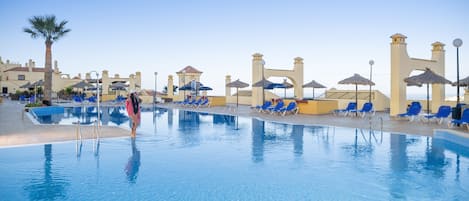 2 outdoor pools, sun loungers