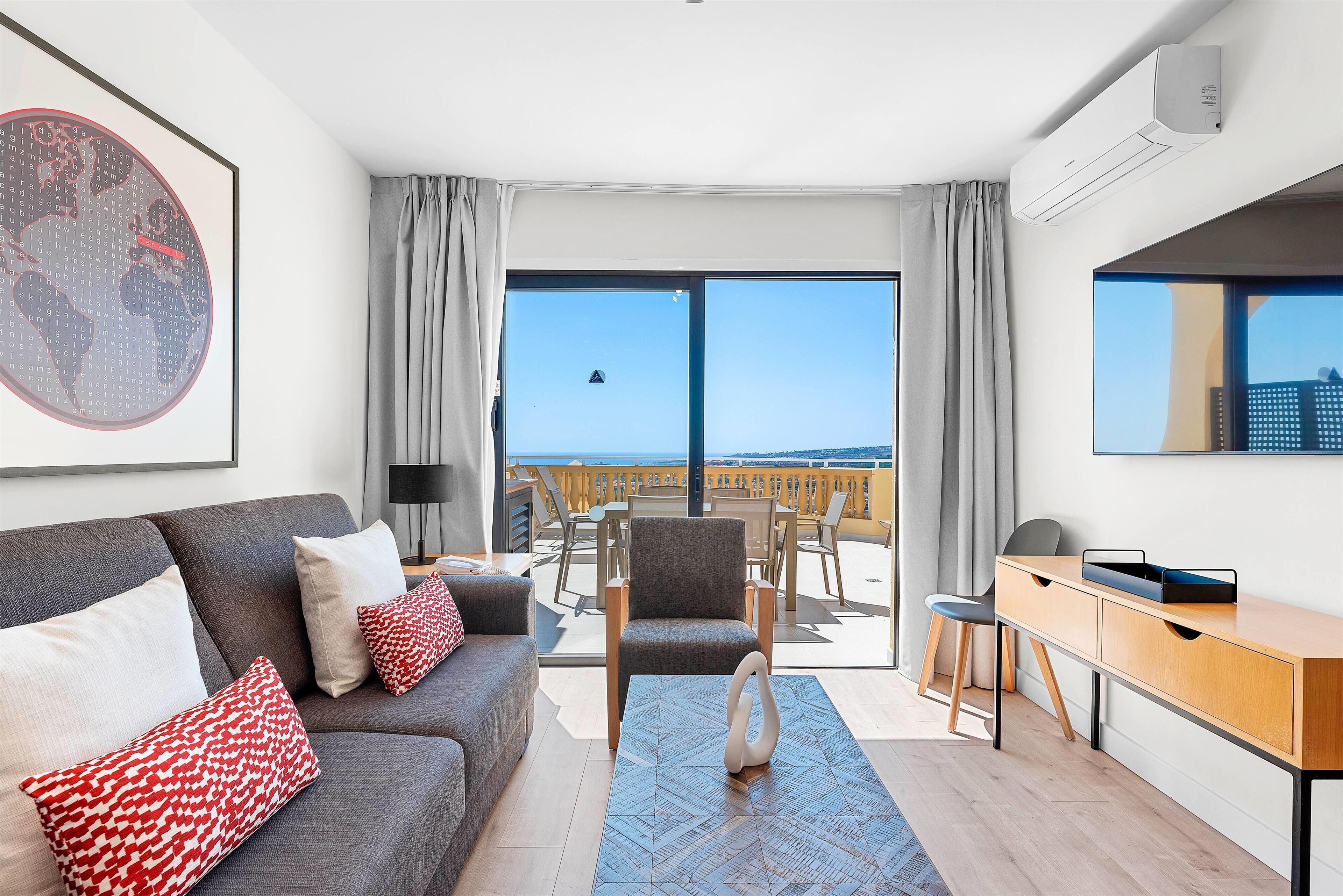 Superior appartement | Een kluis op de kamer, een bureau, een laptopwerkplek